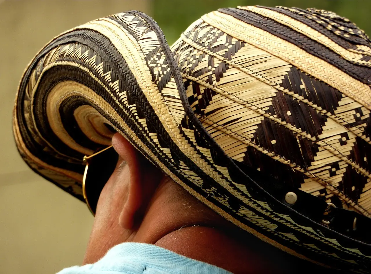 Hvilke materialer er sommerhatten normalt lavet af?